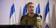 Ο Αβίβ Κοχάβι μιλάει στα ΜΜΕ με σημαίες του Ισραήλ πίσω του