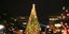 Το δέντρο των Χριστουγέννων φωταγωγημένο και πλήθος κόσμου στο Σύνταγμα