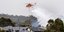 Ελικόπτερο ρίχνει νερό σε κατοικημένη περιοχή στην Αυστραλία