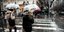 Γυναίκες με ομπρέλες σε δρόμο της Θεσσαλονίκης