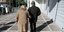 Ζευγάρι συνταξιούχων περπατούν επί της Σταδίου