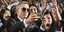 Ο ηθοποιός Ντάνιελ Κρεγκ με κοστούμι και γυαλιά ηλίου βγάζει σέλφι με θαυμάστριες