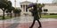 γυναίκα με ομπρέλα στο κέντρο της Αθήνας