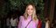 Η Μελίνα Ασλανίδου με μοβ σιθρού πουκάμισο