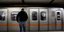 Επιβάτης μπροστά από συρμό του Μετρό