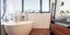 Μπάνιο διαμερίσματος με μπανιέρα, σκάλα, έπιπλο, παράθυρο