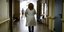 Γυναίκα γιατρός περπατά σε νοσοκομείο
