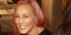 Η Πηνελόπη Αναστασοπούλου με ροζ μαλλιά