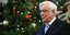 Ο ΠτΔ Προκόπης Παυλόπουλος με φόντο χριστουγεννιάτικο δέντρο