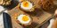 Συνταγή για σκοτσέζικα αυγά με κιμά από χοιρινό λουκάνικο