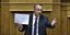 Ο Χρήστος Σταϊκούρας κρατά χαρτί με γράφημα στη Βουλή
