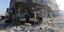 Ανδρες σε βομβαρδισμένο κτίριο στη Συρία