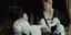 Ολίβια Κόλμαν και Έμμα Στόουν σε σκηνή από την ταινία «Η Ευνοούμενη»