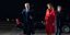 Ο Ντόναλντ Τραμπ και η Μελάνια με κόκκινο παλτό