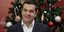 Ο πρόεδρος του ΣΥΡΙΖΑ Αλέξης Τσίπρας με φόντο χριστουγεννιάτικο δέντρο