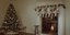 Χριστουγεννιάτικο δέντρο και αναμμένο τζάκι σε σαλόνι διαμερίσματος 