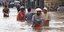 Κάτοικοι της Τζακάρτα μέσα στα νερά 