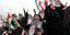 Διαδηλωτές με φωτογραφίες του ανώτατου ηγέτη του Ιράν, αγιατολά Χαμενεϊ