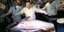 Ο Κιγιόσι Κιμούρι ποζάρει με τον γαλαζόπτερο τόνο που αγόρασε έναντι 1,8 εκατ. δολαρίων