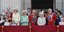 Σύσσωμη η βασιλική οικογένεια της Αγγλίας. Δεξιά διακρίνονται ο πρίγκιπας Χάρι και η Μέγκαν Μαρκλ