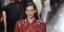 γυναίκα με κόκκινο δερμάτινο παλτό περπατά στο σόου της Bottega Veneta