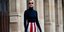 γυναίκα περπατά με μαύρο ζιβάγκο στην εβδομάδα μόδας