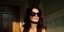 Η Δωροθέα Μερκούρη με σεντόνι τυλιγμένο στο σώμα της και γυαλιά ηλίου