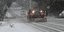 Εκχιονιστικά μηχανήματα καθαρίζει τον δρόμο από το χιόνι