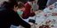 φοιτητές εξετάζουν τα οστά των δολοφονηθέντων στο Δίστομο