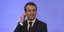 Ο Γάλλος Πρόεδρος Εμανουέλ Μακρόν σε συνέντευξη Τύπου με το ακουστικό στο αυτό