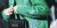 Πράσινη ζακέτα με κεντήματα και μαύρη τσάντα Gucci