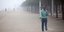 Γυναίκα κάνει τζόκινγκ στην ομίχλη 