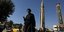 Ανδρας περπατά δίπλα από πύραυλο σε δρόμο του Ιράν