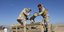 Στρατιώτες στο Ιράκ ετοιμάζονται να εκτοξεύσουν ρουκέτα