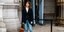 η Jeanne Damas με ζακέτα και τζιν στην εβδομάδα μόδας