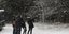 Κόσμος βγάζει σέλφι στις χιονισμένες πλαγιές της Πάρνηθας