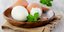Τρία αυγά σε μπολ βρασμένα όπου το ένα είναι τελείως καθαρισμένο 