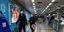 Κινέζοι με μάσκες περπατούν σε σταθμό