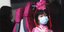 κοριτσάκι στα ροζ με μάσκα για τον νέο κοροναϊό