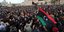 Κόσμος στον δρόμο με σημαίες της Λιβύης
