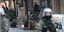 Αστυνομικοί έξω από την κατάληψη της Ματρόζου στο Κουκάκι 