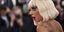 Η Lady Gaga με ξανθιά περούκα και μεγάλες βλεφαρίδες