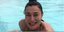 Η ατρόμητη Μαρία Ναυπλιώτου κολυμπά στην πισίνα ενώ χιονίζει 