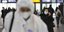κόσμος με μάσκες σε αεροδρόμιο λόγω του κοροναϊού 