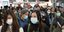 Κινέζοι πολίτες με μάσκες ενώ εξαπλώνονται τα κρούσματα του κοροναϊού