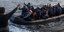 Πρόσφυγες και μετανάστες με βάρκα αποβιβάζονται σε ελληνικό νησί