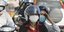 Ακόμη και στο μηχανάκι φορούν μάσκα στην Κίνα για να προστατευθούν από τον κοροναϊό