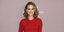 Η Νάταλι Πόρτμαν με κόκκινο τοπ και παντελόνι χαμογελά σε εκδήλωση