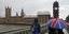 Δύο άνθρωποι κάτω από ομπρέλα του Ηνωμένου Βασιλείου μπροστά από τον Big Ben