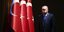 Ο Ρετζέπ Ταγίπ Ερντογάν δίπλα σε τουρκικές σημαίες